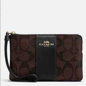 💯 Corner Zip Wristlet In Signature Canvas 💯